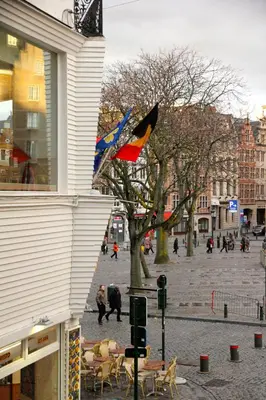 two kites are flying on a city street at L'Epicentre in Brussels