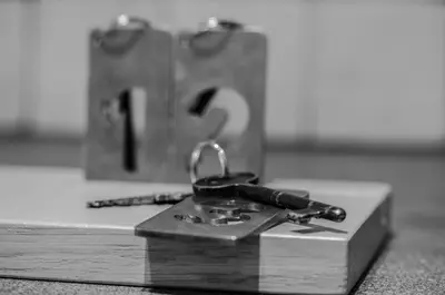a pair of keys sitting on top of a wooden box at B&B de ZIL in Herselt