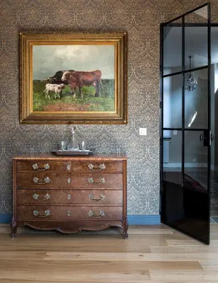 a painting of cattle and a dresser in a room at B&B Vinedo in Zele