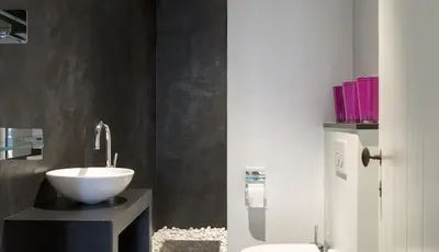 a bathroom with a white bowl sink on a black counter at B&B Vinedo in Zele