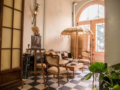 a living room with a table and chairs at Maison Willem Tell in Ghent
