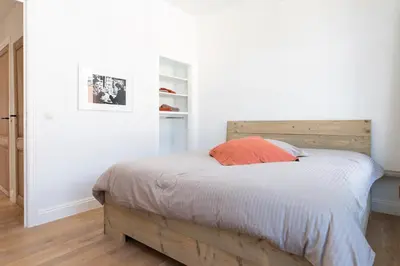 a bedroom with a bed with a wooden headboard at Hof Van Spanje in Ghent