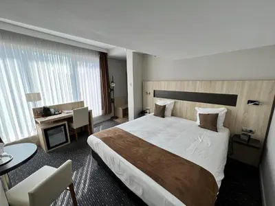 a hotel room with a large bed and a desk at Best Western Hotel Royal Centre in Brussels