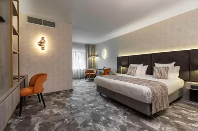 a hotel room with a bed and a table at Van der Valk Waterloo in Waterloo