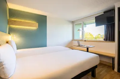 a hotel room with a bed and a window at greet Brussels Airport Zaventem in Zaventem