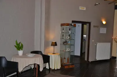 a room with a table and chairs and a shelf at Hotel De Franse Kroon in Diest
