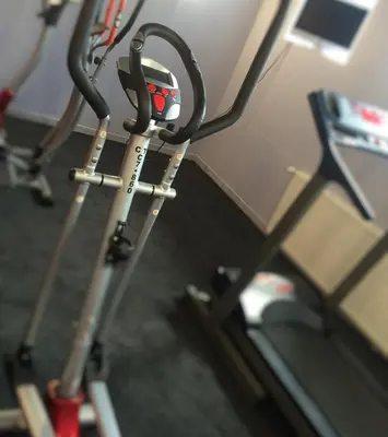 a pair of scissors sitting on top of a treadmill at Axis Hotel in Kortenberg