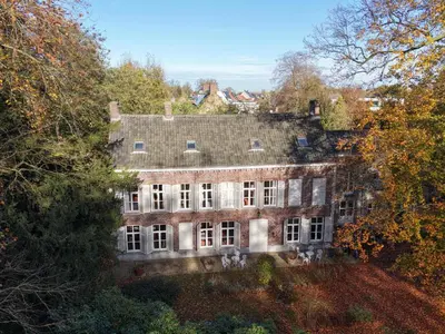 an old house in the middle of the trees at Eremyten Hof in Evergem
