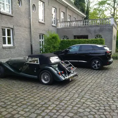 a black car parked in front of a house at Eremyten Hof in Evergem