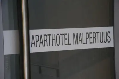 a sign that reads articulatormalma marilitius on a window at Aparthotel Malpertuus in Aalst