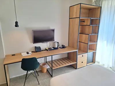 a room with a desk with a computer and a shelf at Corbie Mol in Mol