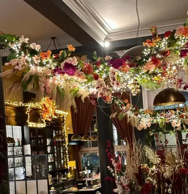 a garland of flowers in a bar at Hotel Industrie in Leuven