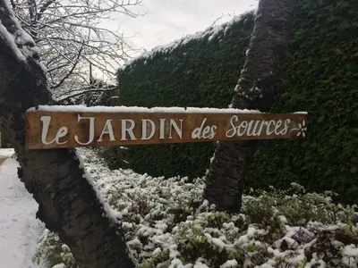 a sign that says le jardin die sources in the snow at Le Jardin Des Sources in La Hulpe