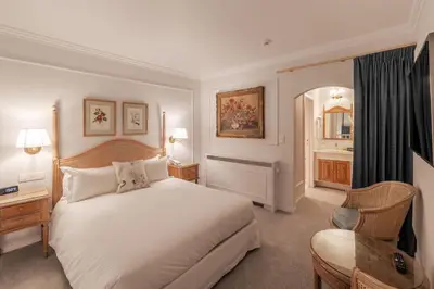 a bedroom with a bed and a desk and a chair at Hotel Manos Stephanie in Brussels