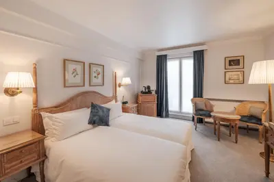 a hotel room with a bed and a desk and chair at Hotel Manos Stephanie in Brussels