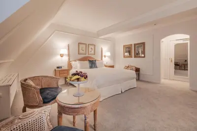 a bedroom with a bed and a table with a bowl of fruit at Hotel Manos Stephanie in Brussels