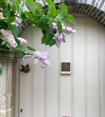 a white door with purple flowers on it at B&B De Vrome Vos in Mechelen