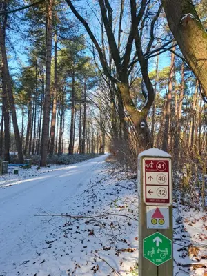 a sign on the side of a snow covered road at B&B 't Heirweggoed in Assenede