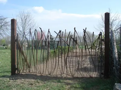 a fence with a bunch of sticks at B&B Mussenzele in Haaltert
