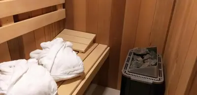 a small room with a bed and a box at Hotel B - Boskapelhoeve in Buggenhout