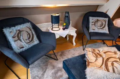 a living room with two chairs and a table at B&B Bertem Natuur in Leuven