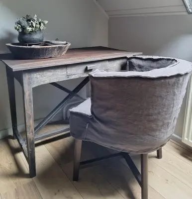 a desk with a chair in front of a table at B&B Bergenhof in Hoogstraten