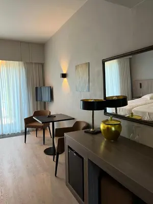 a hotel room with a bed and a large mirror at Hotel In den Bonten Os in Rijmenam