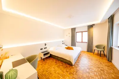 a hotel room with a bed and a desk at Kasteel van Nieuwland in Aarschot