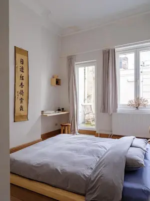 a bedroom with a large bed and a window at Verne Dreams in Ghent