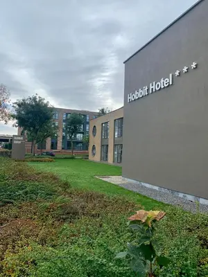 a houston hotel sign in front of a building at Hobbit Hotel Mechelen in Mechelen