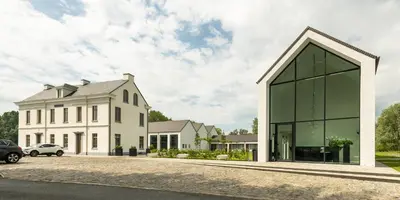 a large white house with a glass facade at De Koolputten in Waasmunster
