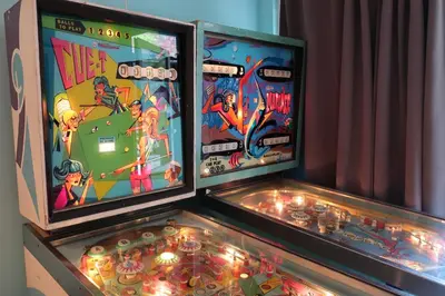 two video game machines sitting next to each other at De Buitenmuur - Vintage Suite & Bohemian Loft, elk met Privé-ingang en Jacuzzi in Turnhout