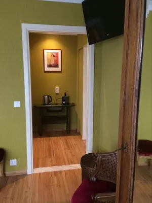 a hallway with a table in a room with green walls at Le Lendemain in Lovendegem