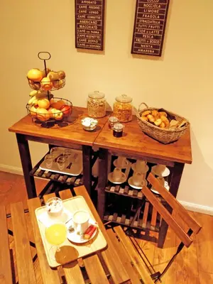 a table with a basket of fruit on top of it at De Mot B&B in Brussels