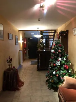a christmas tree in a room with a staircase at Hotel In Den Hoek in Tielt