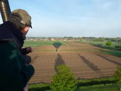 a man is looking at a hot air balloon at B&B De Gilleminus in Temse