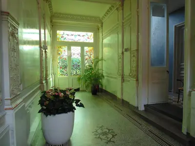 a hallway with a large white pot with flowers in it at B&B De Gilleminus in Temse
