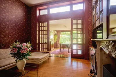 a living room with a couch and a vase of flowers at B&B De Gilleminus in Temse