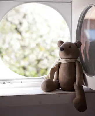 a teddy bear sitting on a window sill at Sino in Dendermonde