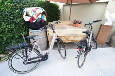 two bikes are parked in front of a bench at Atelier 24 in Sint-Pieters-Leeuw