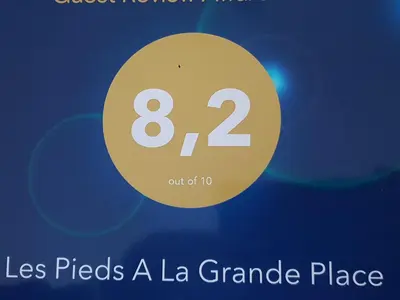 a yellow circle with the words less picks a la grande place at Les Pieds a La Grande Place in Brussels