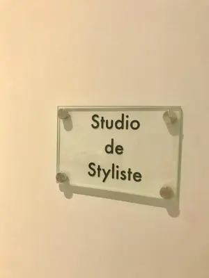 a sign on a wall that reads studio dc syringe at Les lofts de Styliste in Brussels