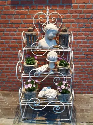 a statue of a bust with flowers in baskets at Mille Étoiles in Moorsel