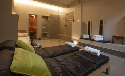 a living room with a couch and a shower at Hotel The Lodge Vilvoorde in Vilvoorde