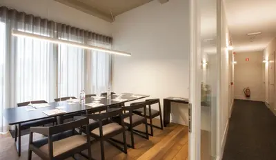 a dining room with a table and chairs at Hotel The Lodge Vilvoorde in Vilvoorde