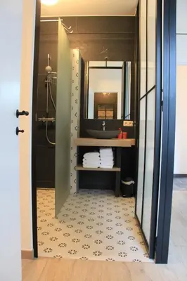 a bathroom with a sink and a mirror at Logies Tommenmolen in Grimbergen