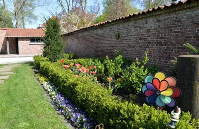 a garden with a flower bouquet in a yard at Notarishuis Beveren B&B in Beveren