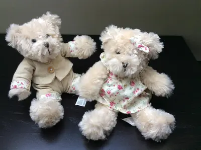 two teddy bears sitting next to each other on a table at B&B Sogni d'oro in Lovendegem