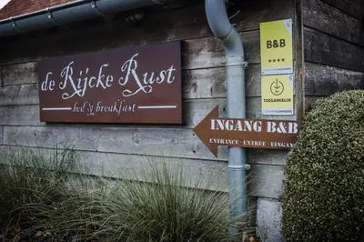 a sign on the side of a building at B&B de Rijcke Rust in Rijkevorsel