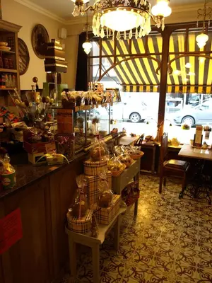 a store with baskets of food on a counter at B&B Bon-Bon 'nuit' in Turnhout